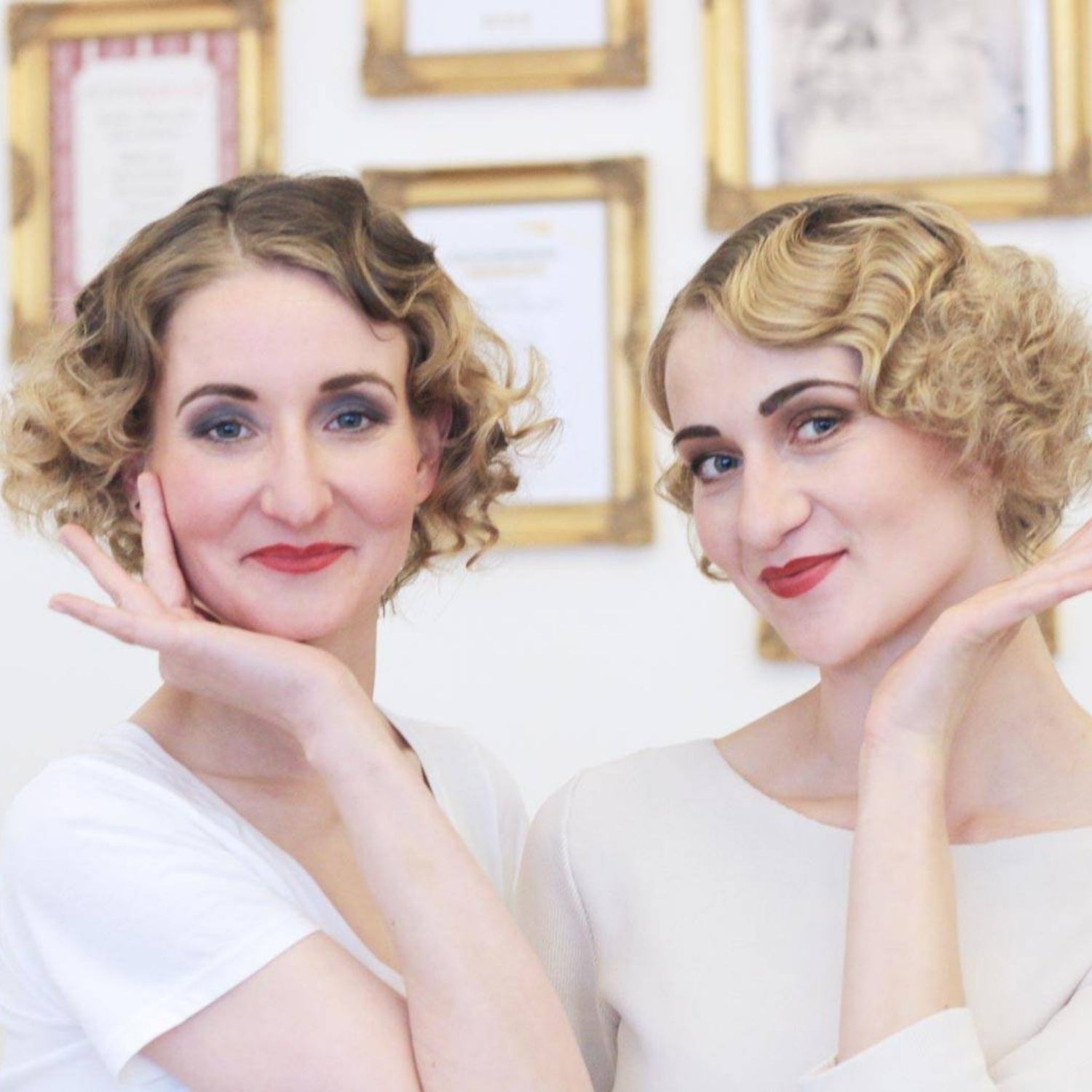 Zwei Frauen sind im Beauty Salon PÜPPIKRAM in Berlin mit ihrer frisch gelegten Wasserwelle. Die tragen roten Lippenstift und haben kinnlanges, blondes Haar. Sie sehen wunderschön aus.